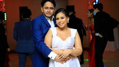 Daniel Alfaro y Paola Navarro posan por la dicha de ser ya esposos. Fotos Melvin CubasFotos Melvin Cubas