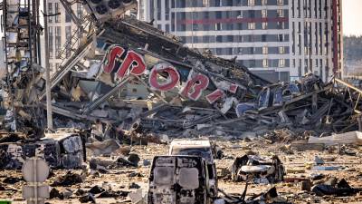 Rusia bombardeó un centro comercial en Kiev donde murieron varios soldados que dormían en el edificio.