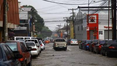 Las lluvias del viernes no dejaron daños en la capital industrial, más que calles anegadas.