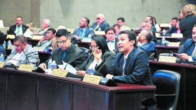 El secretario ejecutivo y asesor presidencial, Ebal Díaz, explicó los alcances de la reforma a la Ley del ISR en el Congreso.