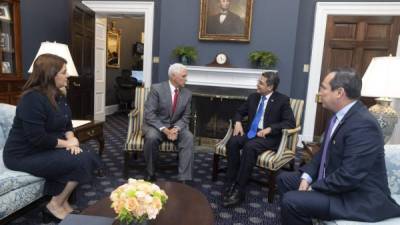 Fotografía cedida por la Casa Blanca donde aparece el vicepresidente de Estados Unidos, Mike Pence, y el presidente de Honduras, Juan Orlando Hernández, conversan durante una reunión este 20 de junio de 2018, en la Casa Blanca, en Washington, Estados Unidos.