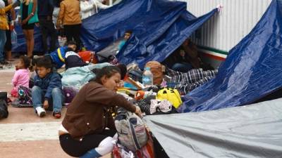 Honduran migrants walk in a caravan heading to the US, near Quezaltepeque, Chiquimula departament, Guatemala, on January 17, 2020. - Hundreds of people in the vanguard of a new migrant caravan from Honduras forced their way across the border with Guatemala on Wednesday, intent on reaching the United States. (Photo by Johan ORDONEZ / AFP)