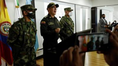 El general Jorge Luis Vargas (c) director de la policía de Colombia, habla durante una rueda de prensa este viernes en Bogotá .