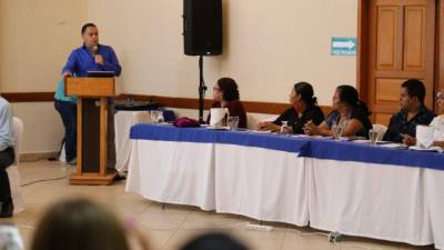 El alcalde Armando Calidonio en la exposición.