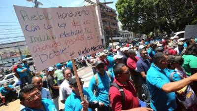 Los trabajadores de la Enee protestaron ayer en los bajos del Congreso Nacional contra la Ley General de la Industria Eléctrica.