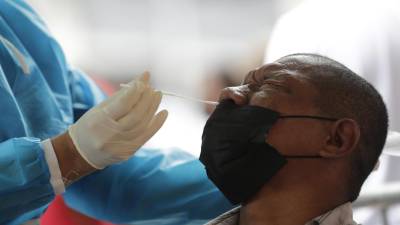 En la imagen de archivo, una trabajadora de salud realiza una prueba para detectar la Covid-19 a un hombre en Tegucigalpa (Honduras). EFE/Gustavo Amador