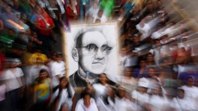 Feligreses participan en una marcha dedicada al beato Óscar Arnulfo Romero en San Salvador (El Salvador). EFE/Archivo