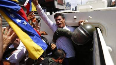 López fue arrestado el 18 de febrero de 2014 acusado de incitar a la violencia en las masivas protestas callejeras contra Maduro.