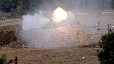 Las tropas israelíes defienden sus posiciones ante ataques de Hizbulá.