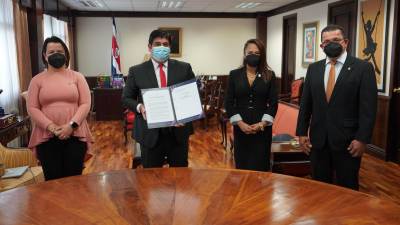 Alvarado firmó una ley que prohíbe la reelección indefinida de alcaldes en Costa Rica.