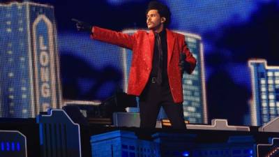 The Weeknd durante el espectáculo de medio tiempo del Pepsi Super Bowl LV en el estadio Raymond James, en Tampa, Florida. AFP