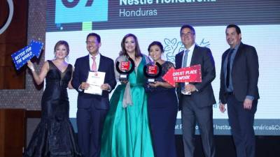 Ejecutivos de Nestlé Honduras posaron con su premio.