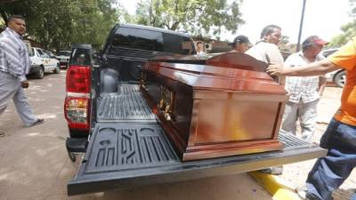 Uno de los cuerpos de la pareja al ser retirado.