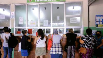 <b><span class=mln_uppercase_mln>Problema.</span></b> Pacientes deben comprar medicamentos en farmacias y no tienen dinero.