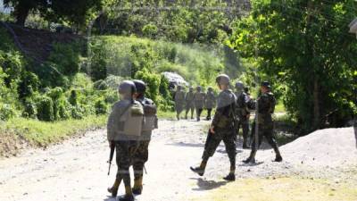 Un contingente de militares se ha internado en zonas montañosas, barrios y colonias donde presumen se encuentra Alexander Mendoza y algunos de sus compinches.