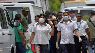 Los cuerpos de socorro trabajan en el lugar del accidente.