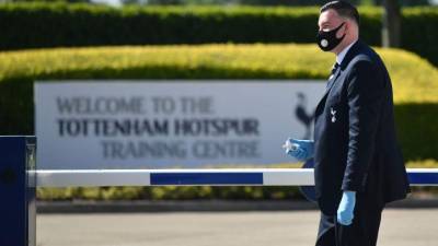 Tottenham explica que no desvelará la identidad del positivo y que se presenta 'asintomático'.