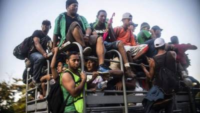 Migrantes hondureños continuaron desde ayer sábado su camino hacia el norte.