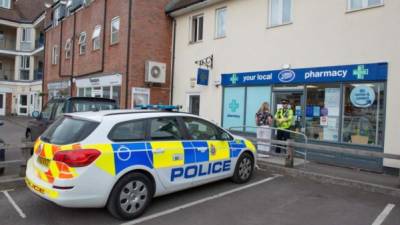 Un vehículo policial permanece aparcado ante una farmacia en Amesbury, Reino Unido. EFE/Archivo