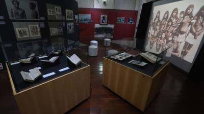 Fotografía de algunos de los documentos inéditos sobre las experiencias de los contactos entre europeos e indígenas en Brasil, durante la primera exposición que el Archivo Nacional dedica a los indios en la ciudad de Río de Janeiro (Brasil). EFE