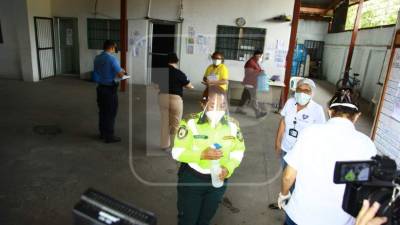 Personal de la DPI y del MP toman declaraciones a personal de la Municipalidad asignado al asilo Perpetuo Socorro en el operativo para verificar qué pasa en el lugar. Fotos Franklyn Muñoz y José Cantarero