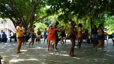 Imagen de los cruceristas realizando actividades en el hotel Henry Morgan.