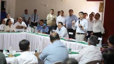 El presidente Hernández junto a alcaldes de la zona norte y personal de Fusina.