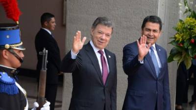 Juan Manuel Santos fue recibido este mediodía en Casa Presidencial por su homólogo, Juan O. Hernández.