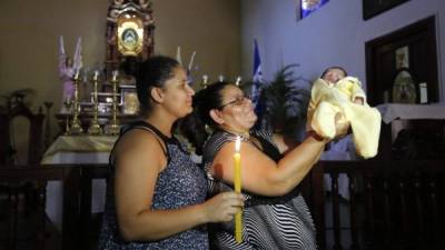 El bebé fue presentado a Dios por su madre y su abuela.