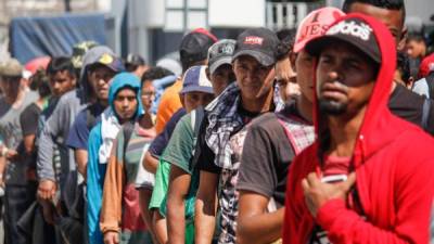Más de 10.000 migrantes centroamericanos han solicitado ingresar en México de manera regular a través de una tarjeta de visitante por razones humanitarias y se concentran en la frontera con Guatemala, informó este miércoles el Instituto Nacional de Migración (Inami). EFE