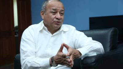 El titular de Seguridad aseguró que no hay uniformados liderando bandas, pero muchos sí colaboran con ellas.