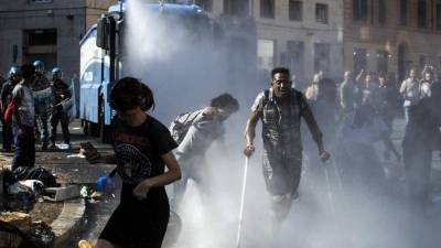 La policía usó cañones de agua para dispersar a los inmigrantes en la plaza de la Independencia.
