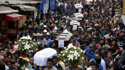 Los primeros entierros de las víctimas del volcán de Fuego se realizaron esta mañana en Sacatepéquez./AFP.