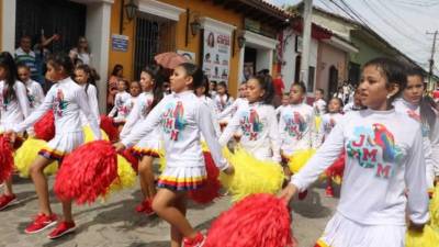 Pomponeras del Centro de Educación Básica José María Medina de Santa Rosa de Copán.