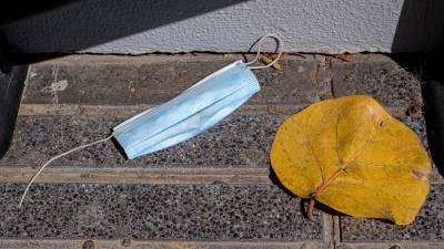 La investigación advierte que la cantidad de mascarillas desechadas puede generar un alto impacto sobre el medio ambiente.