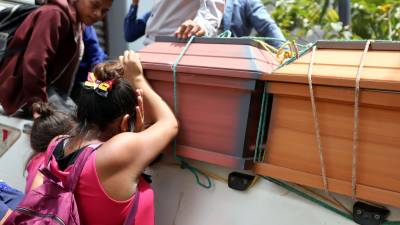 Los parientes lloran la muerte de sus seres queridos. La mirada perdida de doña Julia, madre de Edwin Anael Hernández , delata el dolor de la humilde mujer.