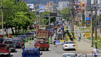 En San Pedro Sula hay un parque vehicular registrado de 370,000 carros y motos. Foto: M.Cubas.