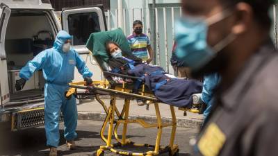 Paramédicos trasladan a una mujer con síntomas de coronavirus en Ciudad de Guatemala.