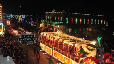 La celebración navideña en este destino se extiende durante más de un mes. Entre sus mil 400 actividades destaca el desfile de luces.