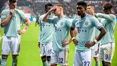 Los jugadores del Bayern Múnich, cabizbajos tras perder contra el Bayer Leverkusen. Foto EFE