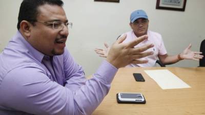 Los miembros de la Comisión de Depuración Omar Rivera y Alberto Solórzano explicaron los motivos de la decisión para que siga en el cargo Félix Villanueva, titular de la Policía Nacional (derecha). Foto: Armando Morales