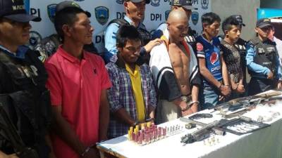 Armas, supuesta droga y municiones fueron decomisadas por la policía.