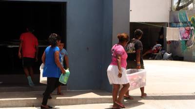 Migrantes centroamericanos permanecen en el albergue “El Dulce Refugio Shelter” ayer, en la ciudad de Matamoros, en Tamaulipas.
