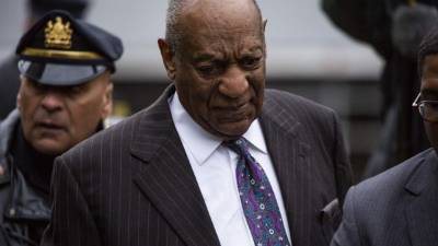 El actor y comediante Bill Cosby a su salida de los tribunales en el primer día de juicio este lunes 09 de abril. / AFP / DOMINICK REUTER