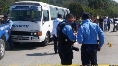 El cuerpo quedó tendido al lado de la unidad.