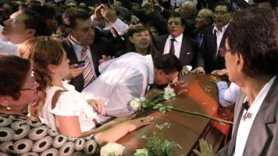 Los restos del expresidente Alan García serán cremados hoy a las 12:00 m, 11:00 am de Honduras.