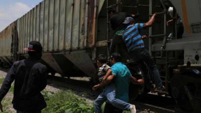 Los inmigrantes mexicanos se exponen a ser mutilados o arrollados en su intento por subir a 'La Bestia'.
