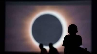 Un eclipse solar ocurre cuando la Luna se interpone entre la Tierra y el Sol, obstaculizando el paso de sus rayos.