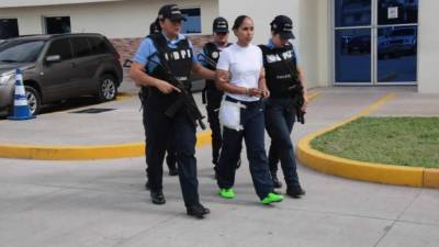 Momento en el que Xenia María Ocampo era presentada. Es investigada por la muerte de su compañero.