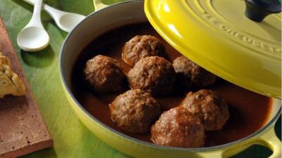 Albóndigas rellenas: Combinar la carne con el orégano, hierbabuena, pan molido, sal y pimienta. Colocar una porción de carne en la mano, formar un caneco y colocar huevo, queso y zanahoria. Cerrar y formar la albóndiga.